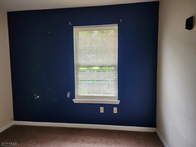 Building Photo - 313 S 6th St