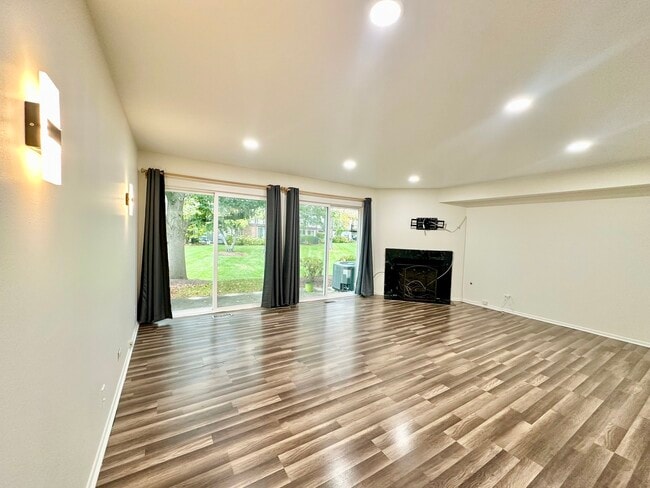 Building Photo - 1234 Churchill Ct