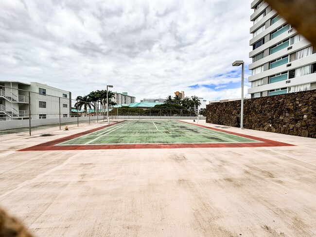 Building Photo - Salt Lake Condo with assigned parking and A/C
