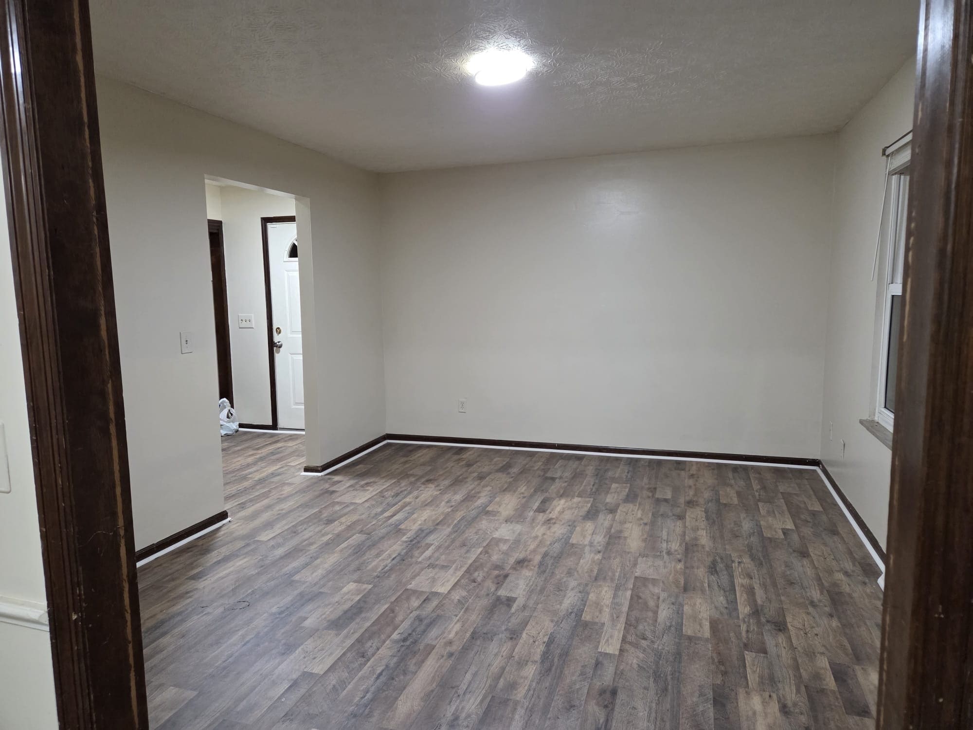 Building Photo - 812 Linworth Rd E