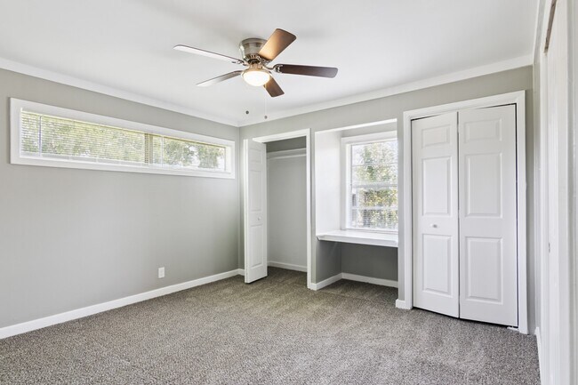 Building Photo - 1606 Oaks Dr