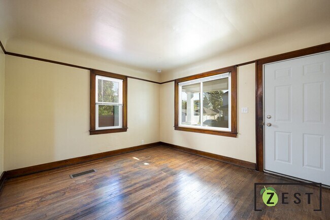 Building Photo - 12 Perrin St