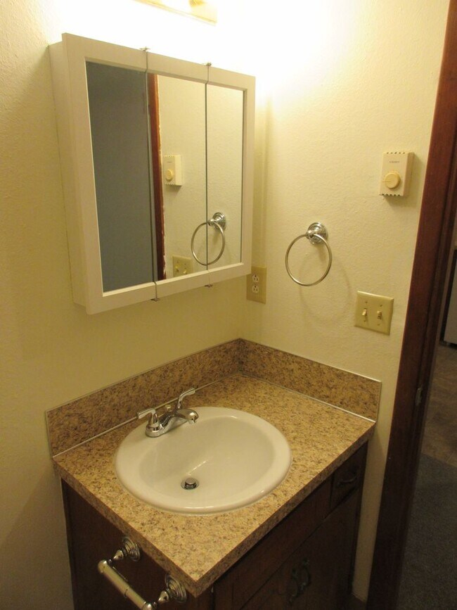 Building Photo - One Bedroom Apartment Close to Downtown