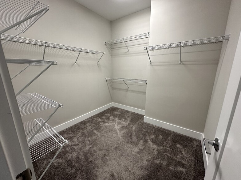 Building Photo - 16042 Roscoe Ln