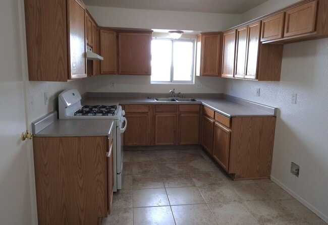 Building Photo - Inviting 3+2 split Floor plan!