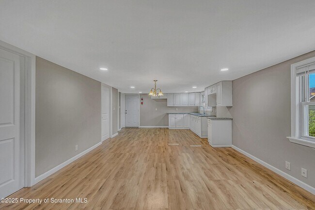 Building Photo - 664 Laurel Dr