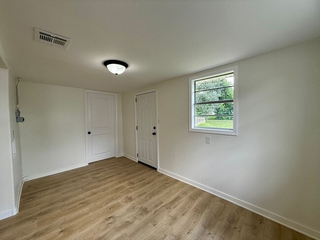 Building Photo - Fully Remodeled 3 Bedroom/1 Bathroom Home ...