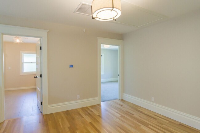 Building Photo - 6bd/3.75ba Seattle Home