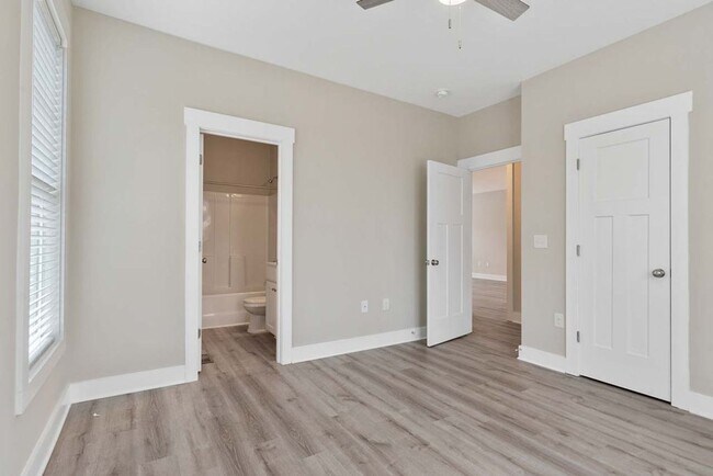 Building Photo - MUST SEE! 2 Bed / 2 Bath End Unit in Raleigh