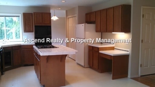 Building Photo - Lower Price!! Wilsonville 2 Level Work Shop/Workout Room Fenced Yard Quick Access to I5 & Shops