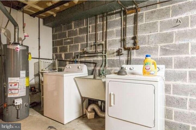 Building Photo - 326 Hermit St