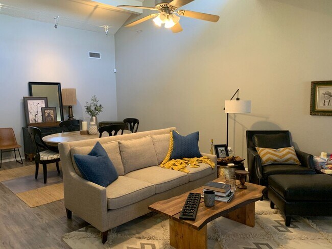 Building Photo - 104 N Troy Ave