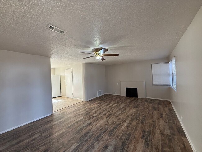 Building Photo - 1809 E Bayley St