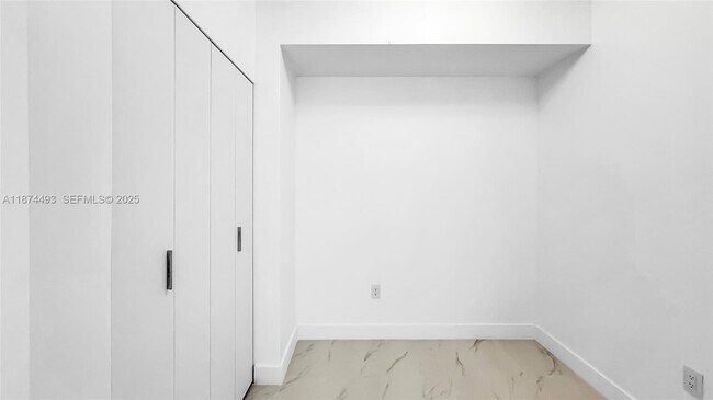 Building Photo - 700 NE 24th St