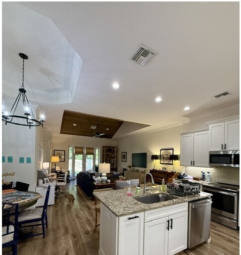 Building Photo - 2025 Bridgepointe Cir