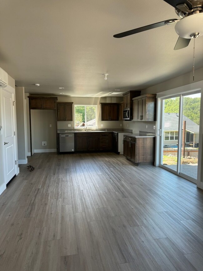 Building Photo - Newer West Roseburg 3-Bedroom, 2.5-Bath Townhouse