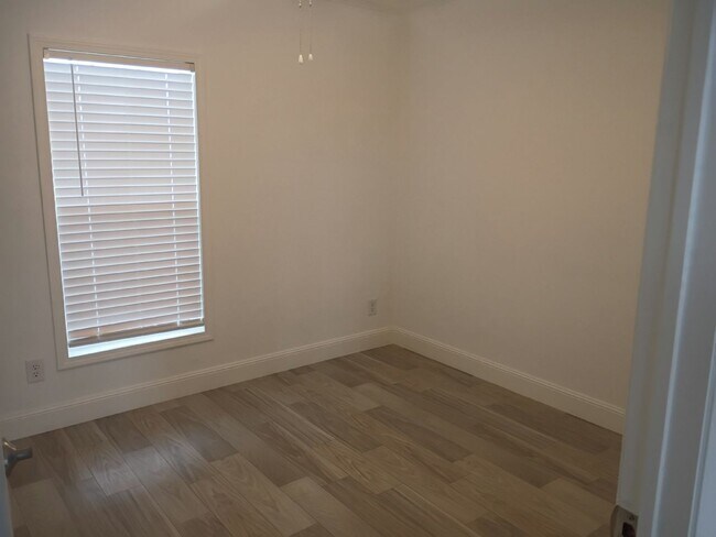 Building Photo - 10 Anita Dr