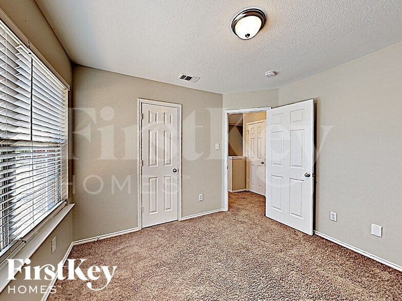 Building Photo - 724 Bamboo Dr