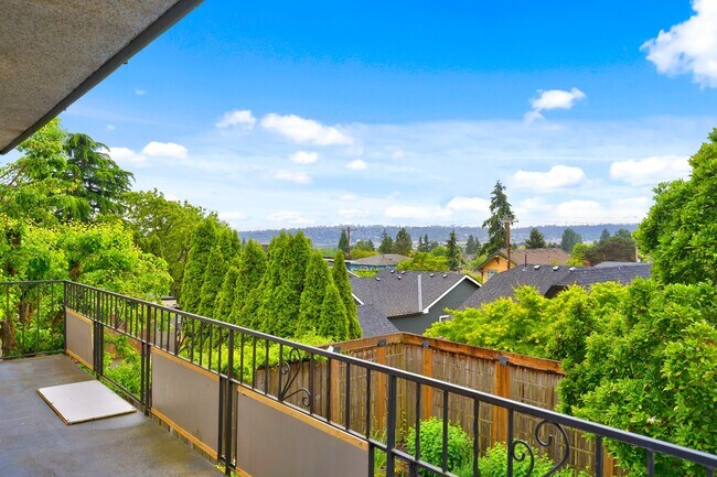 Building Photo - Newly Renovated 2BR/2BA Home with Private Balcony in Seattle