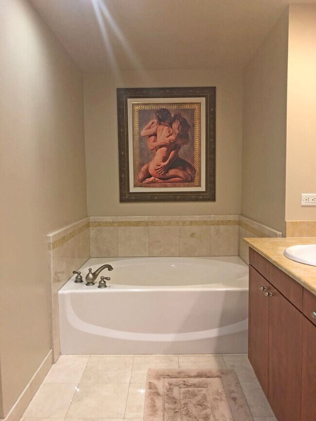 Building Photo - Incredibly Spacious Furnished 2 Bedroom/2 Bath Condo at Park Townsend