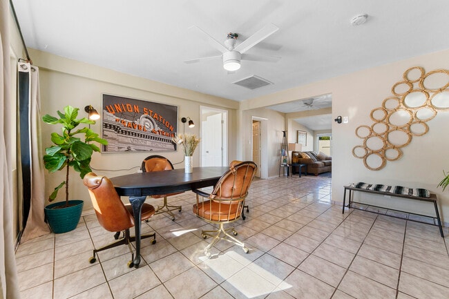 Building Photo - 2614 W Greenway Rd