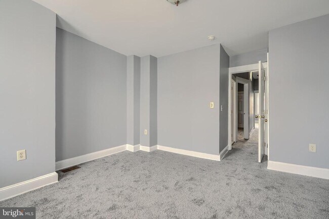 Building Photo - 709 N Linwood Ave