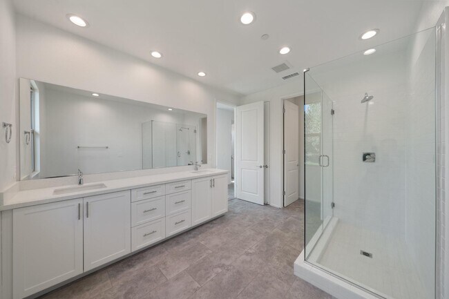 Building Photo - 822 Francesca Dr