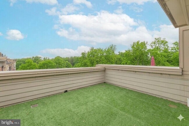 Building Photo - 704 Quayside Ct