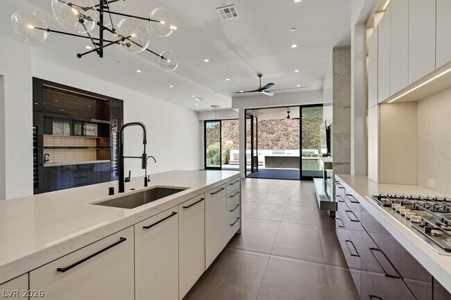 Building Photo - 692 Scenic Cliff Dr