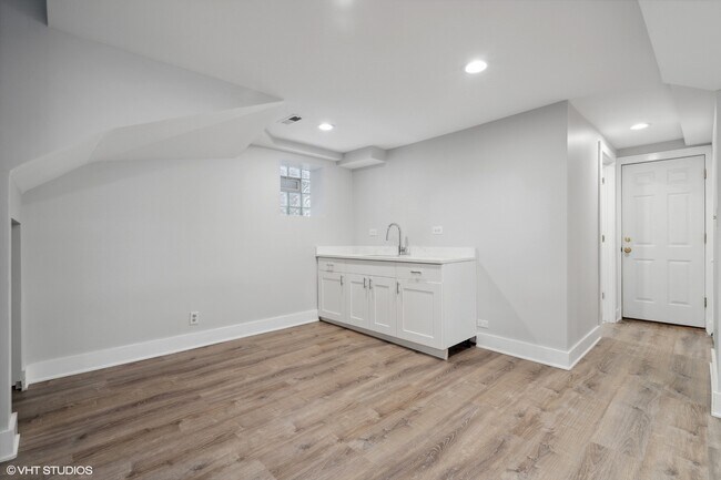 Building Photo - 1307 W Newport Ave