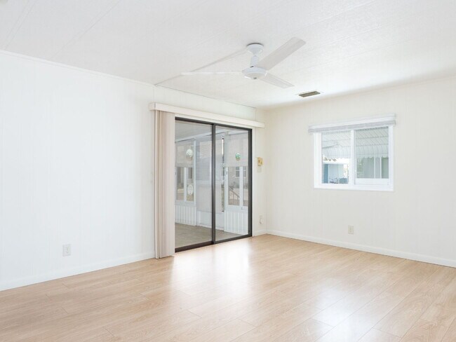 Building Photo - 529 Cervina Dr S
