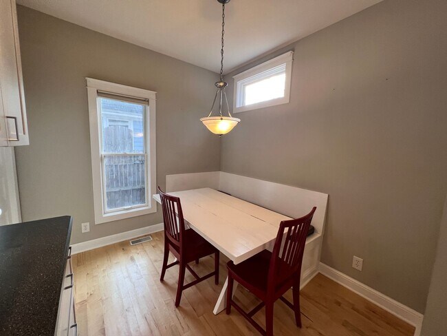 Building Photo - Welcoming Victorian with Modern Comforts *...