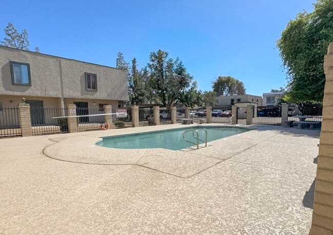 Building Photo - 2Bed/1.5Bath Townhouse at Olive Ave/63rd Ave! Ready for Immediate Move-In!