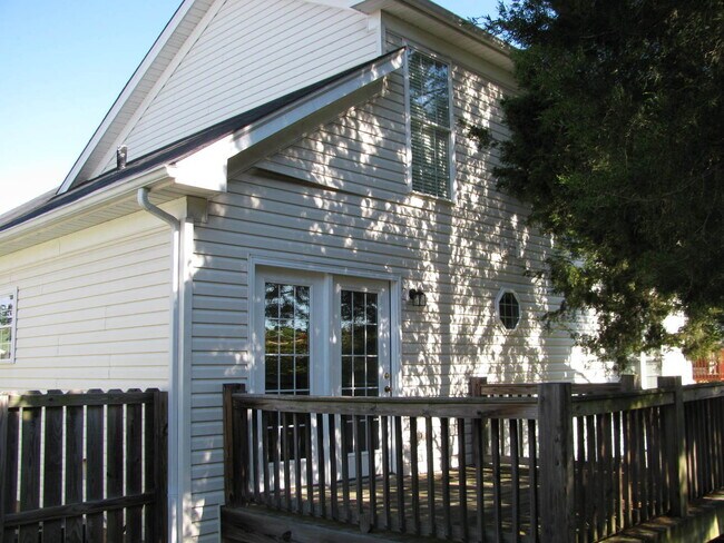 Building Photo - Like new home in Oldham County