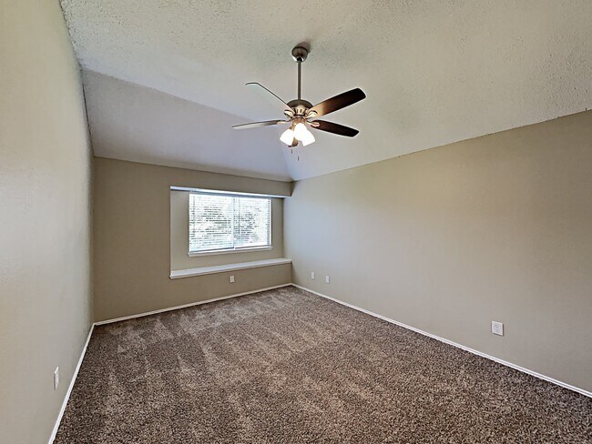 Building Photo - 8618 Fairfax Ave