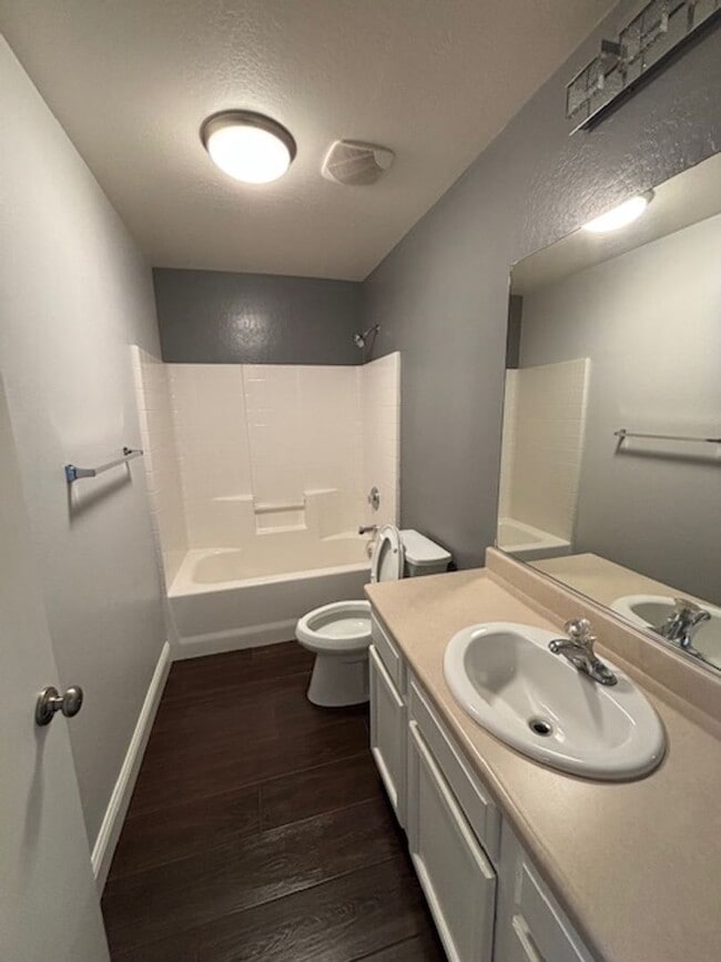Building Photo - Clean 3 Bedroom / 2 Bathroom Home in Rosed...