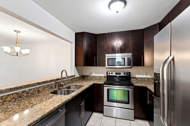 Building Photo - 1010 Nicholwood Dr
