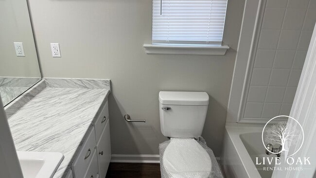Building Photo - MOVE-IN SPECIAL: $500 OFF 1st MONTH'S RENT!**