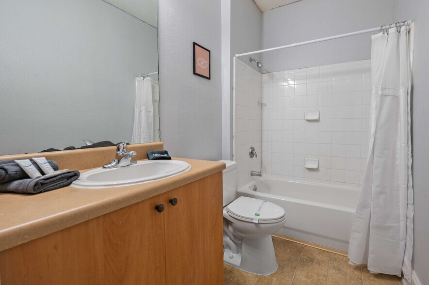 Building Photo - 5659 Graduate Cir