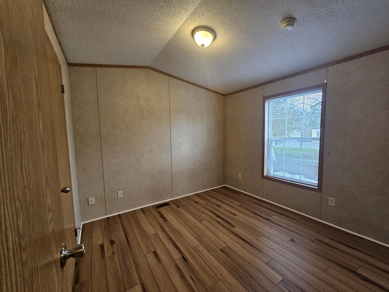 Building Photo - 202 Elm Ln