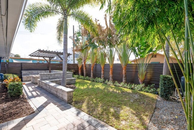 Building Photo - Charming & Deceptively Spacious 4BR Home in South Seminole Heights – Fully Renovated!