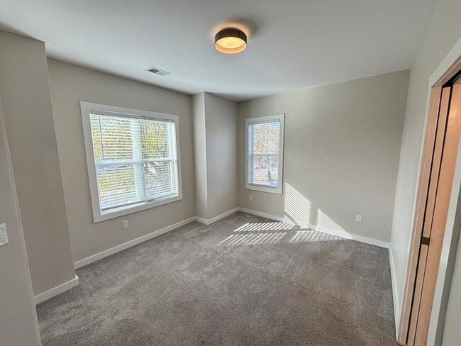 Building Photo - North Nashville home with 3 bedrooms, park...