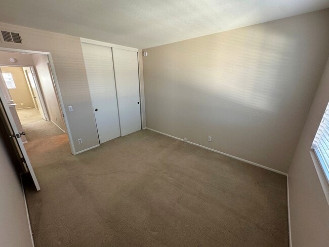 Building Photo - Townhome-Style 2BR/2.5BA + Loft | East Ventura (Beacon Court Community)