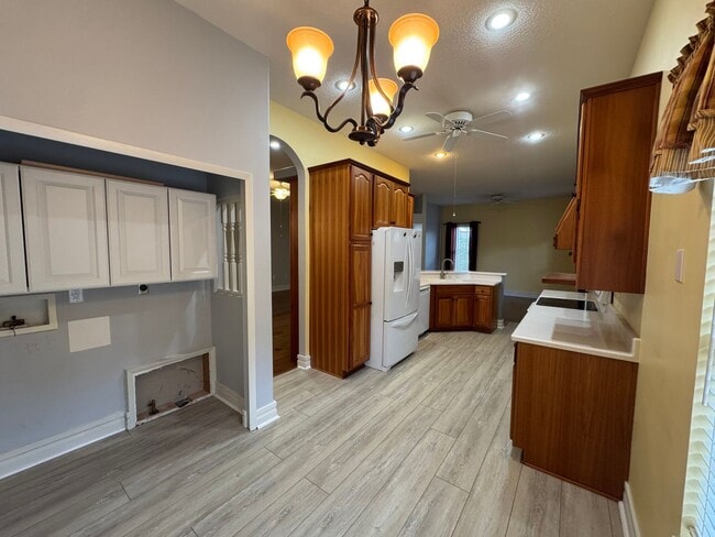 Building Photo - Stunning 3 BR 2 Bath Home!