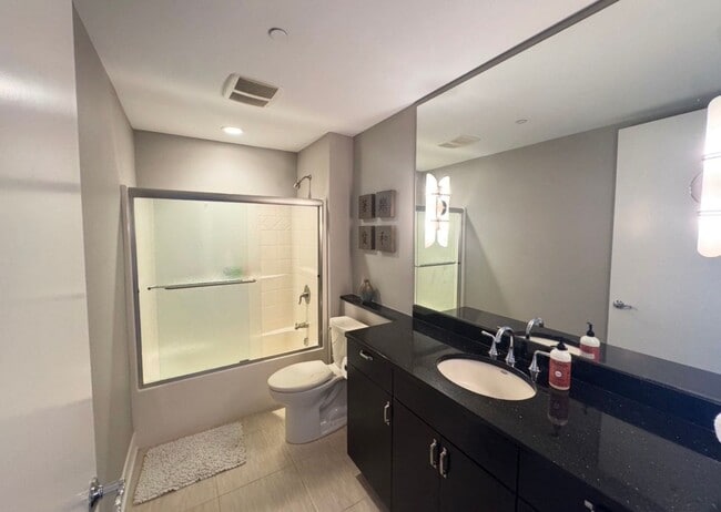 Building Photo - Three Bedroom - RiverHouse Condo!