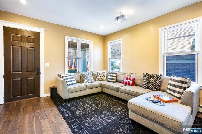 Primary Photo - 1054-1056 Hunterdon Street Unit Leftside