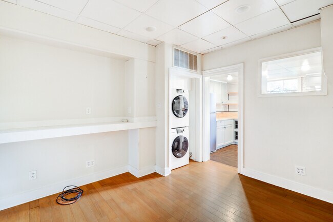 Building Photo - 121 E Chestnut St