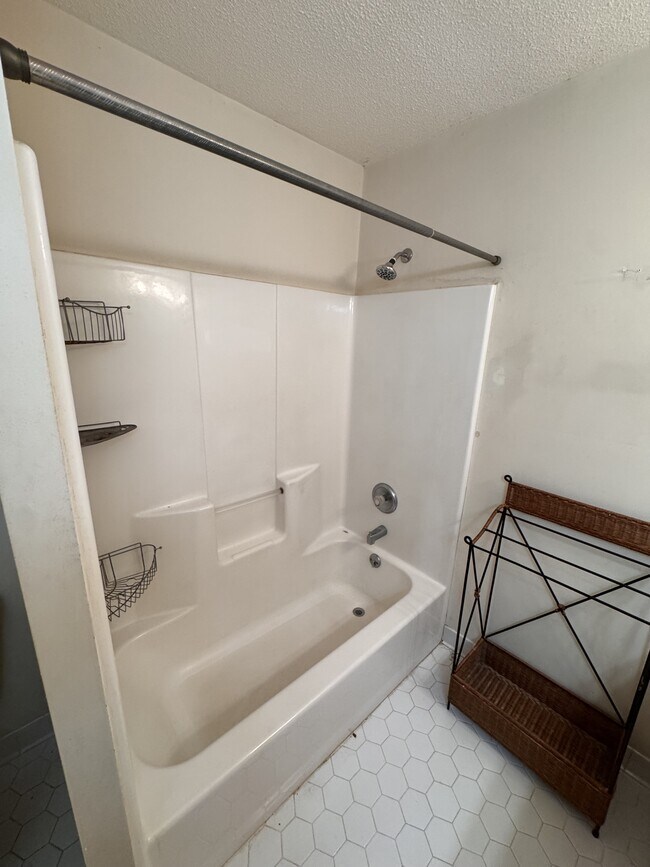 Building Photo - 112 Oak Leaf Cir