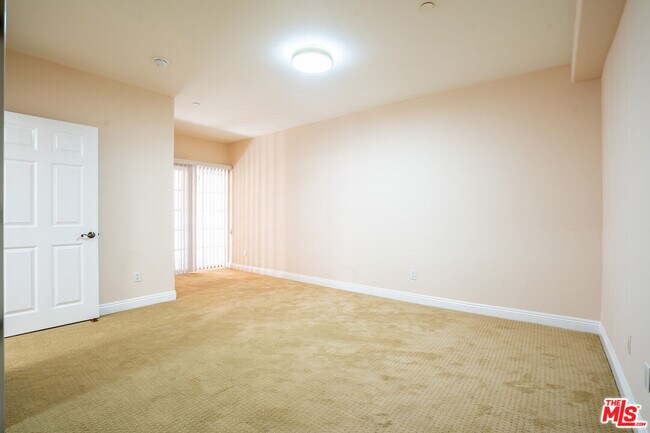 Building Photo - 616 S Wilton Pl