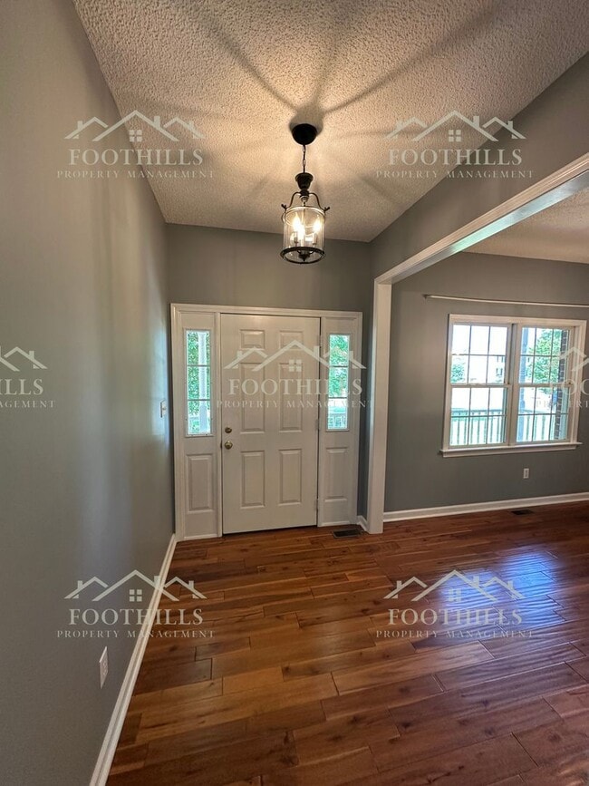Building Photo - Stylish and Spacious 4-Bed Home with Scree...